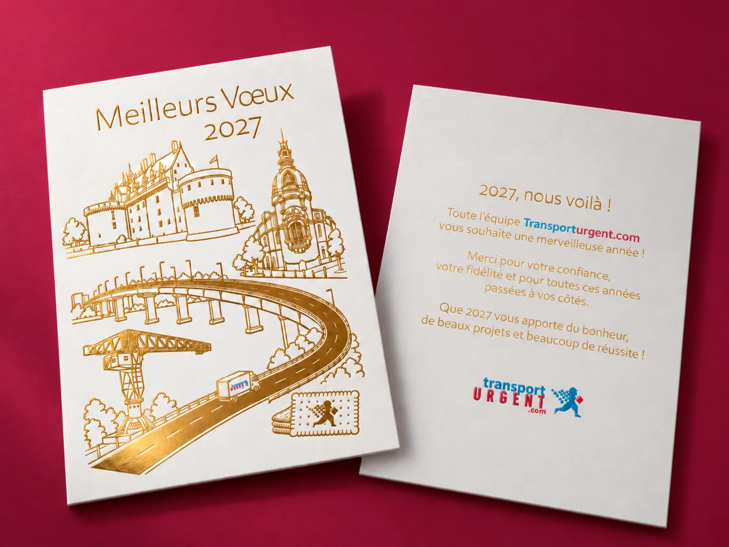 Carte de vœux Transporturgent.com, recto et verso : illustration dorée du Château des ducs de Bretagne, de la Tour LU, de la grue Titan et du pont de Cheviré reliés par une route, sur fond rouge.