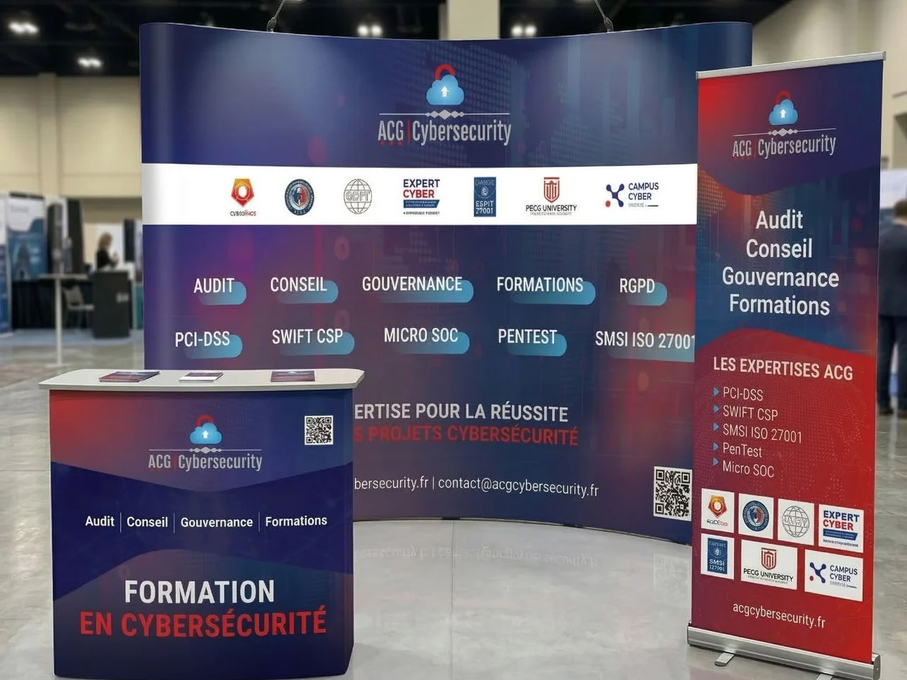 Stand ACG Cybersecurity&nbsp;: fond parapluie, comptoir «&nbsp;Formation en cybersécurité&nbsp;» et kakémono des certifications