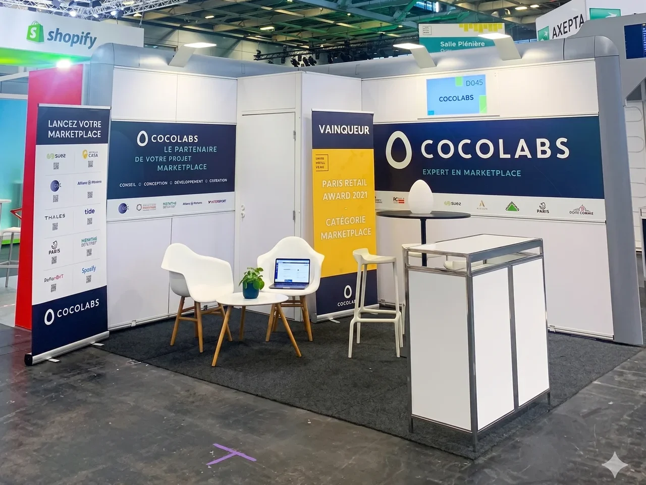 Photo d’un stand monté à la Paris Retail Week, avec kakémonos et signalétique