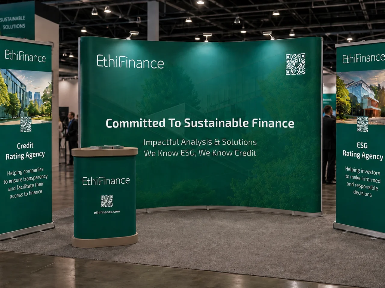 Stand EthiFinance sur un salon&nbsp;: fond parapluie vert, deux kakémonos et comptoir avec QR code