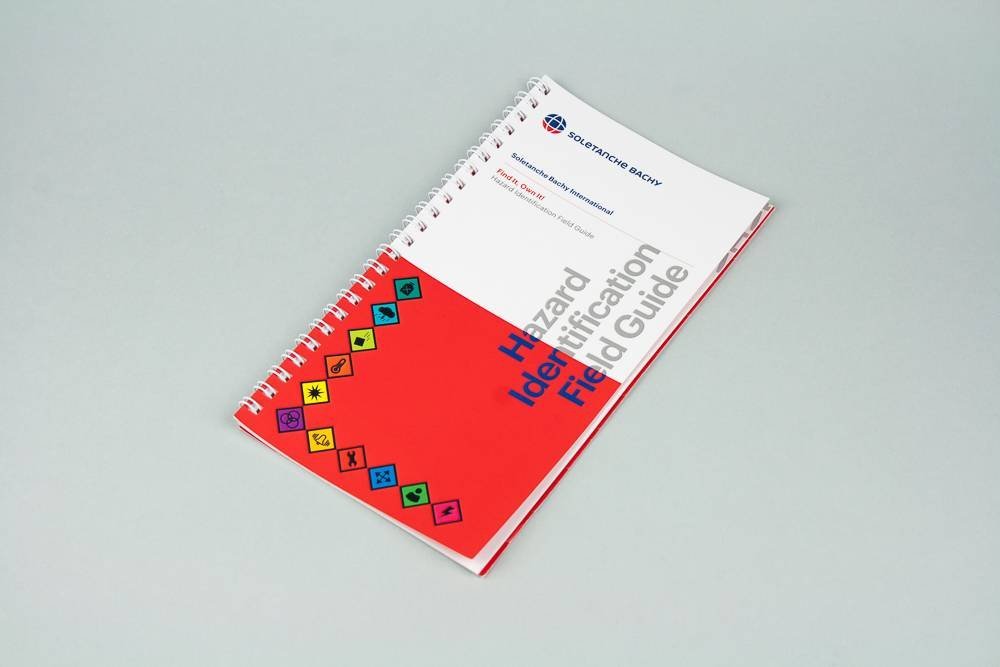 Livret QHSE multilingue terrain — graphiste freelance Paris