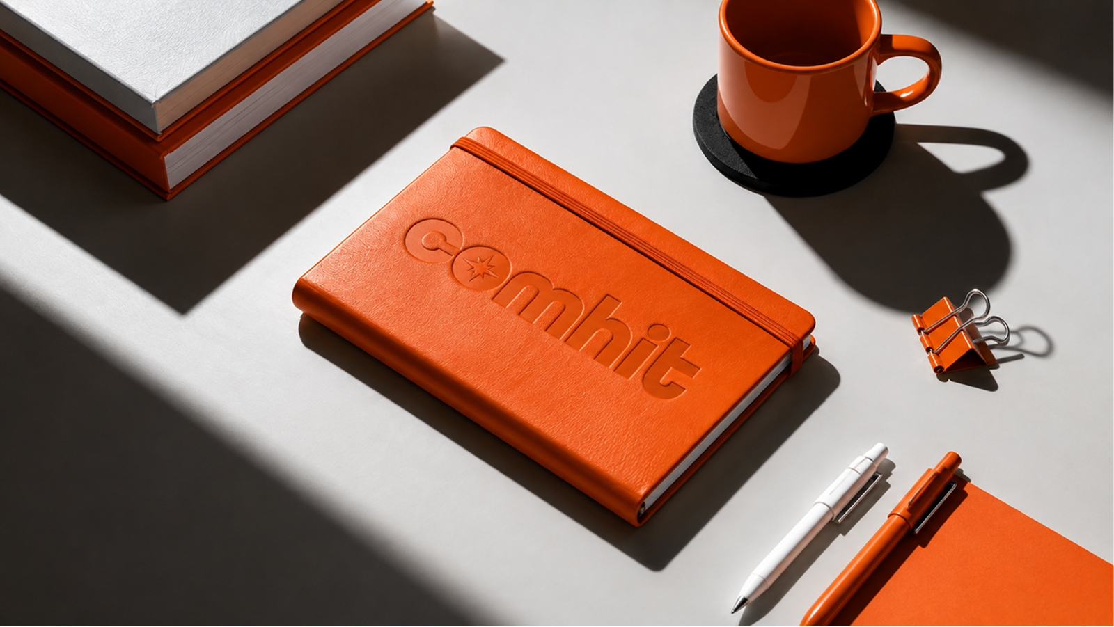 Identité visuelle de Comhit Agency, système graphique orange et noir